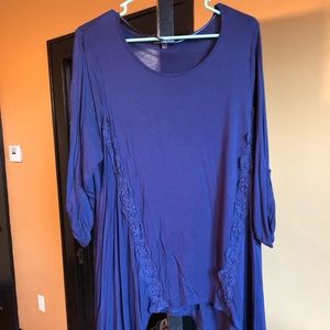Cable and Gauge 3/4 sleeve top with asymmetric hem